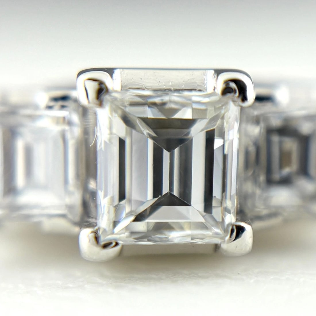 DIAMOND DESIGN PLATINUM RING - 2