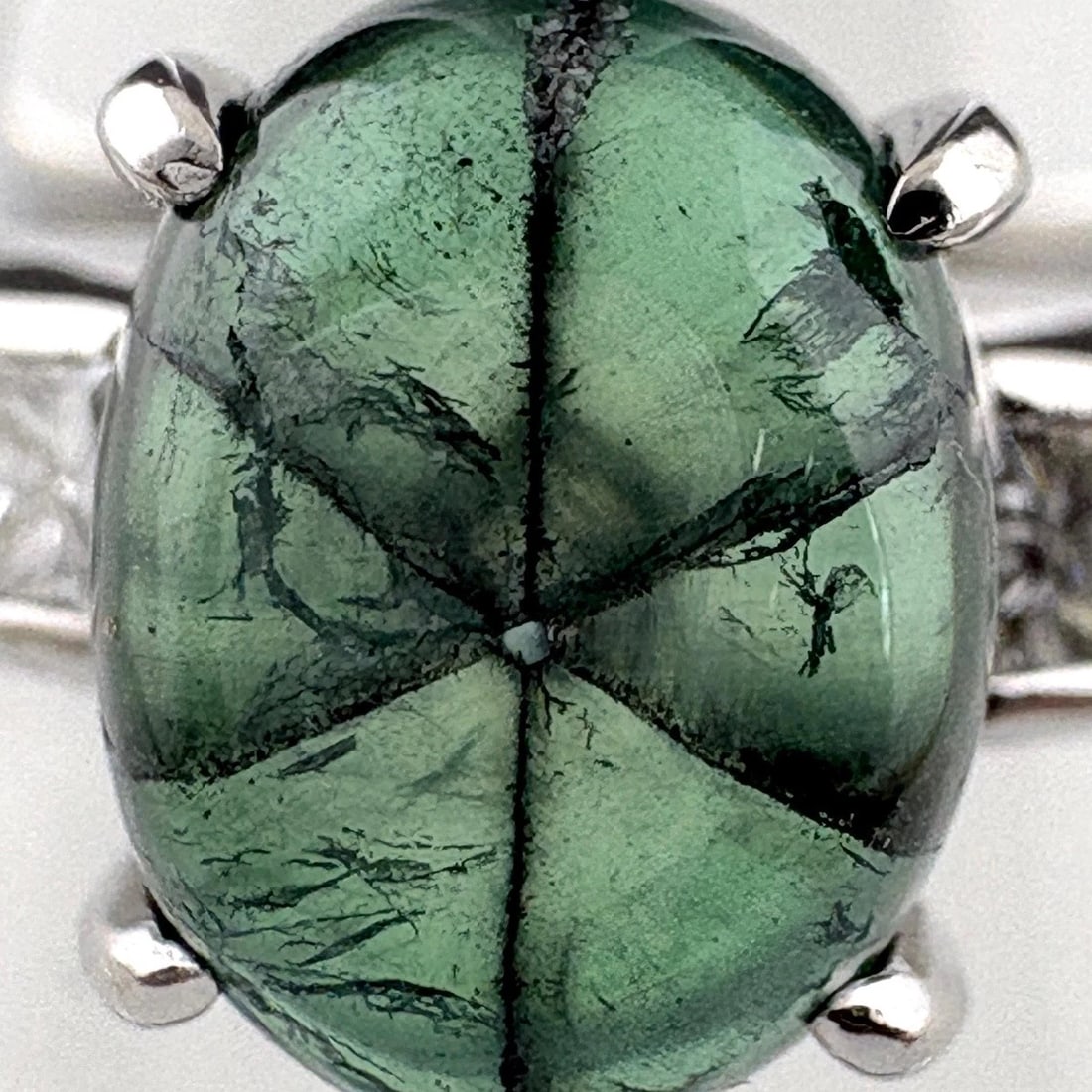 TRAPICHE EMERALD DESIGN RING PLATINUM - 2