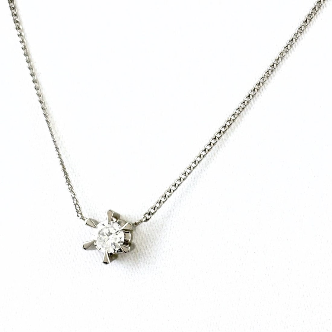 DIAMOND DESIGN NECKLACE PLATINUM PENDANT NECKLACE: Diamond design necklace Platinum Pendant Necklace Brand: Unbranded Type/Style: Necklace Material: Pt850, Color: PT Size: Chain / code 42cm(16.5") Total length of the pendant head including a bail