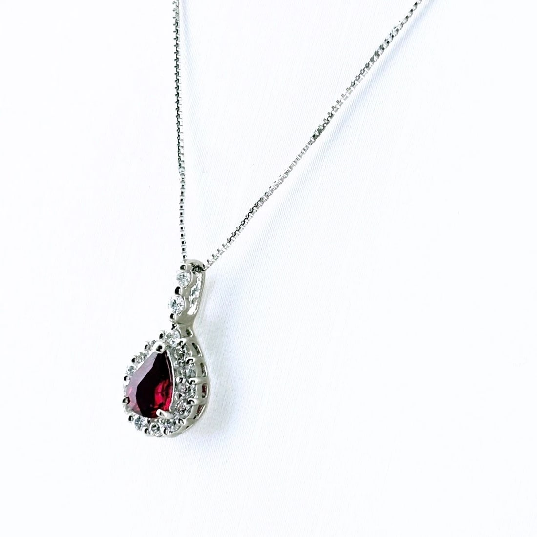 RUBY DESIGN NECKLACE PLATINUM PENDANT: Ruby Design Necklace Platinum Pendant Brand: Unbranded Type/Style: Necklace Material: Pt900, Main Stone Ruby Color: PT Size: Chain / code 45cm(17.7") Pendant size 15.4?7.4mm(0.6") Accessories: Non