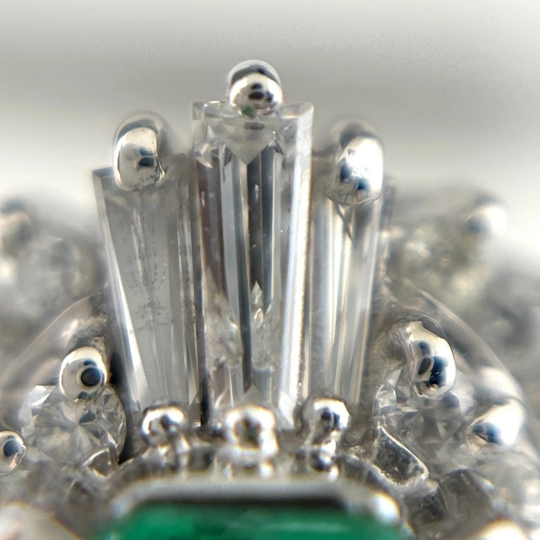 EMERALD DESIGN PLATINUM RING - 3