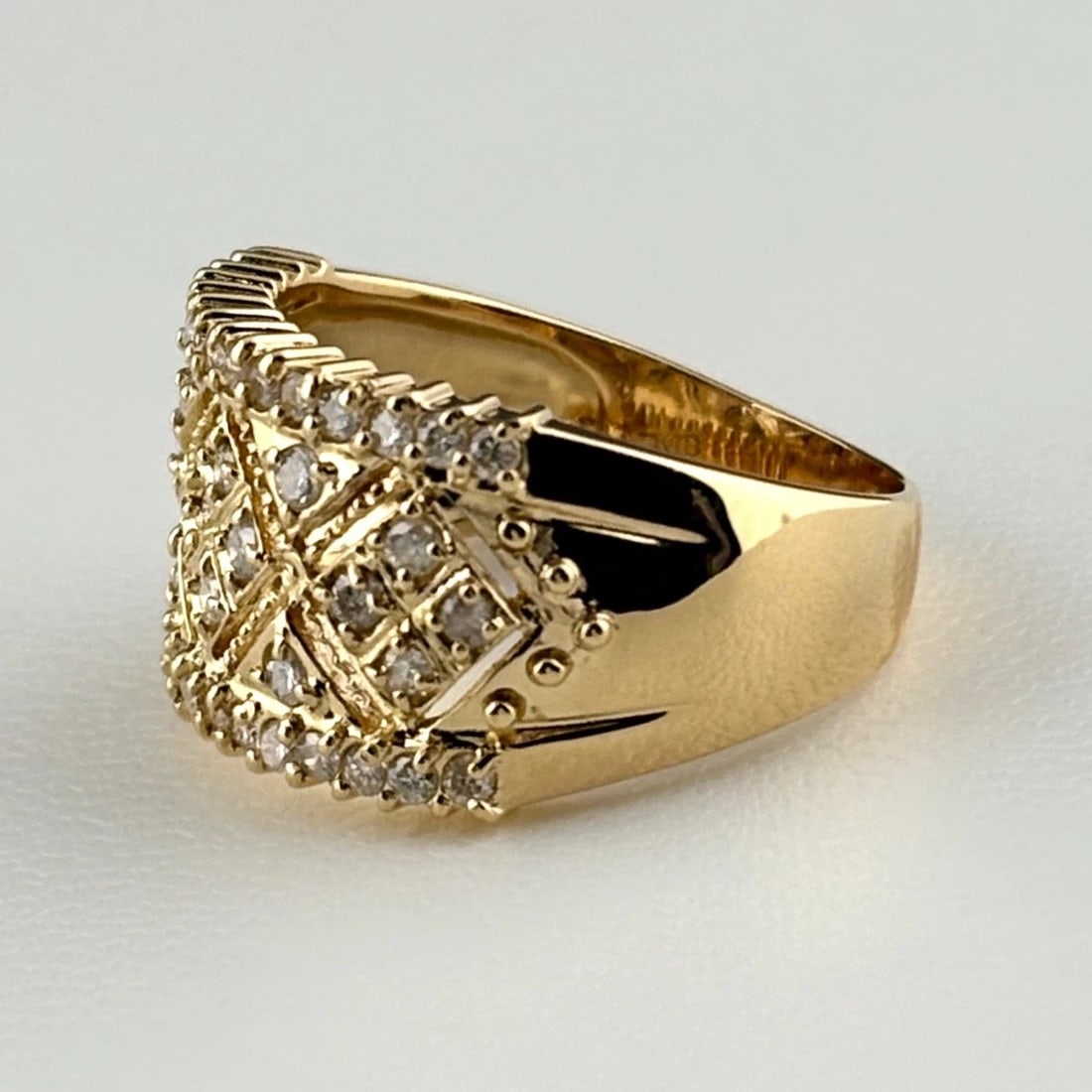 MELEE DIAMOND DESIGN YELLOW GOLD RING 18K: melee diamond design Yellow Gold Ring 18K Brand: Unbranded Type/Style: Ring Material: 18K YG, Color: Yellow Size: US 6.5 to 7 Accessories: None Accessories Notice: When purchasing pre-owned goods,