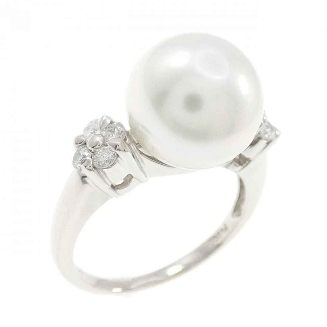 PT900 WHITE BUTTERFLY PEARL RING: PT900 White Butterfly Pearl Ring Brand: Unbranded Type/Style: White Butterfly Pearl Ring Material: PT900, Main Stone White Butterfly PearlSecondary Stone Diamond Color: Silver Size: US 6 Accessories:
