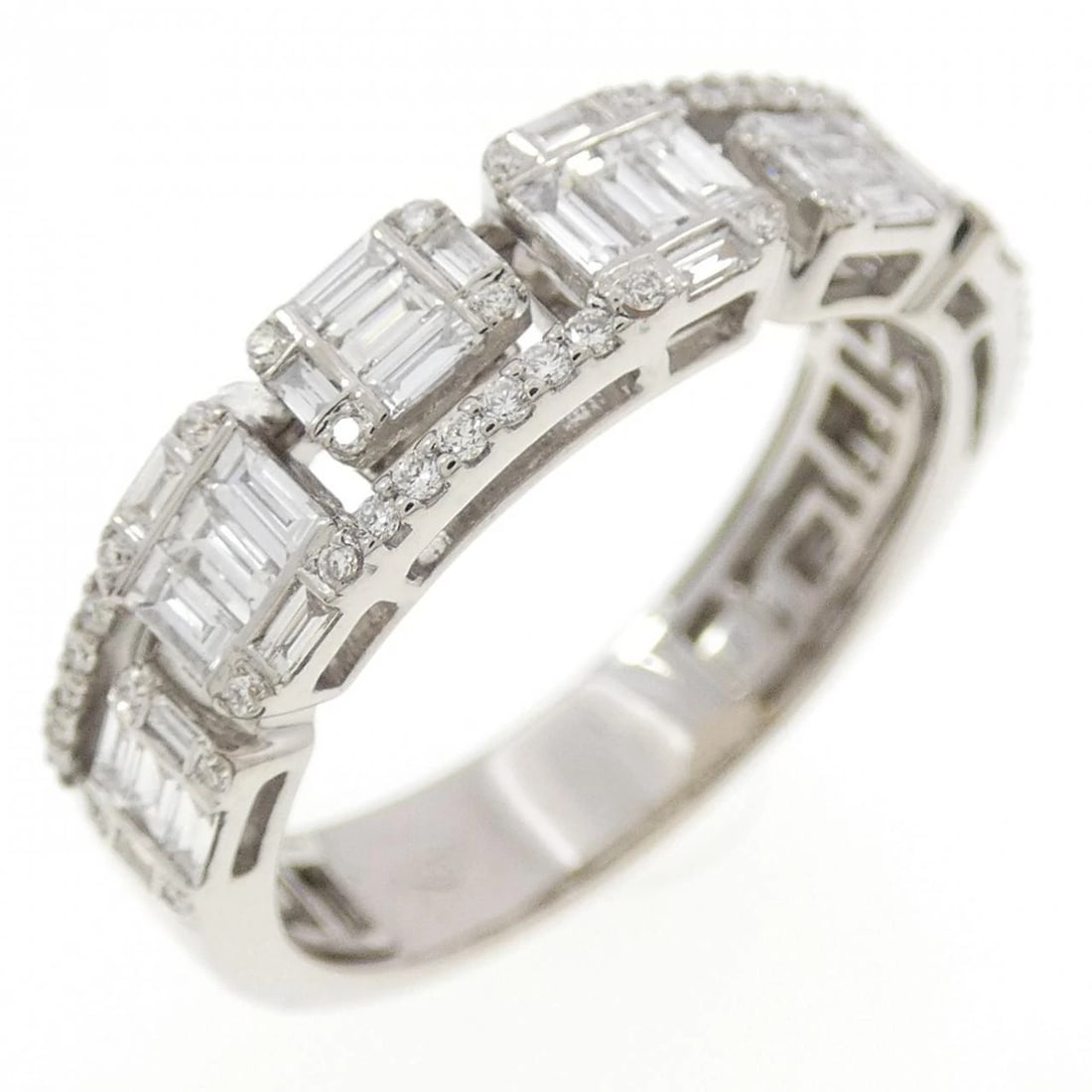 750WG DIAMOND RING: 750WG Diamond Ring Brand: Unbranded Type/Style: Diamond Ring Material: 750WG, Main Stone Natural Color: WHite gold Size: US 6 1/4 Accessories: None Accessories Notice: When purchasing pre-owned