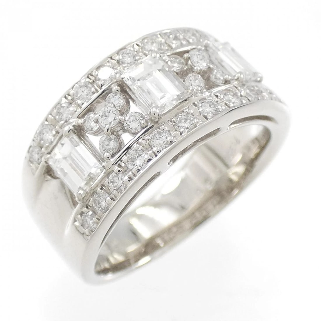 PT900 DIAMOND RING: PT900 Diamond Ring Brand: Unbranded Type/Style: Diamond Ring Material: Platinum900, Color: Platinum Size: US 6 Accessories: None Accessories Notice: When purchasing pre-owned goods, please refer to