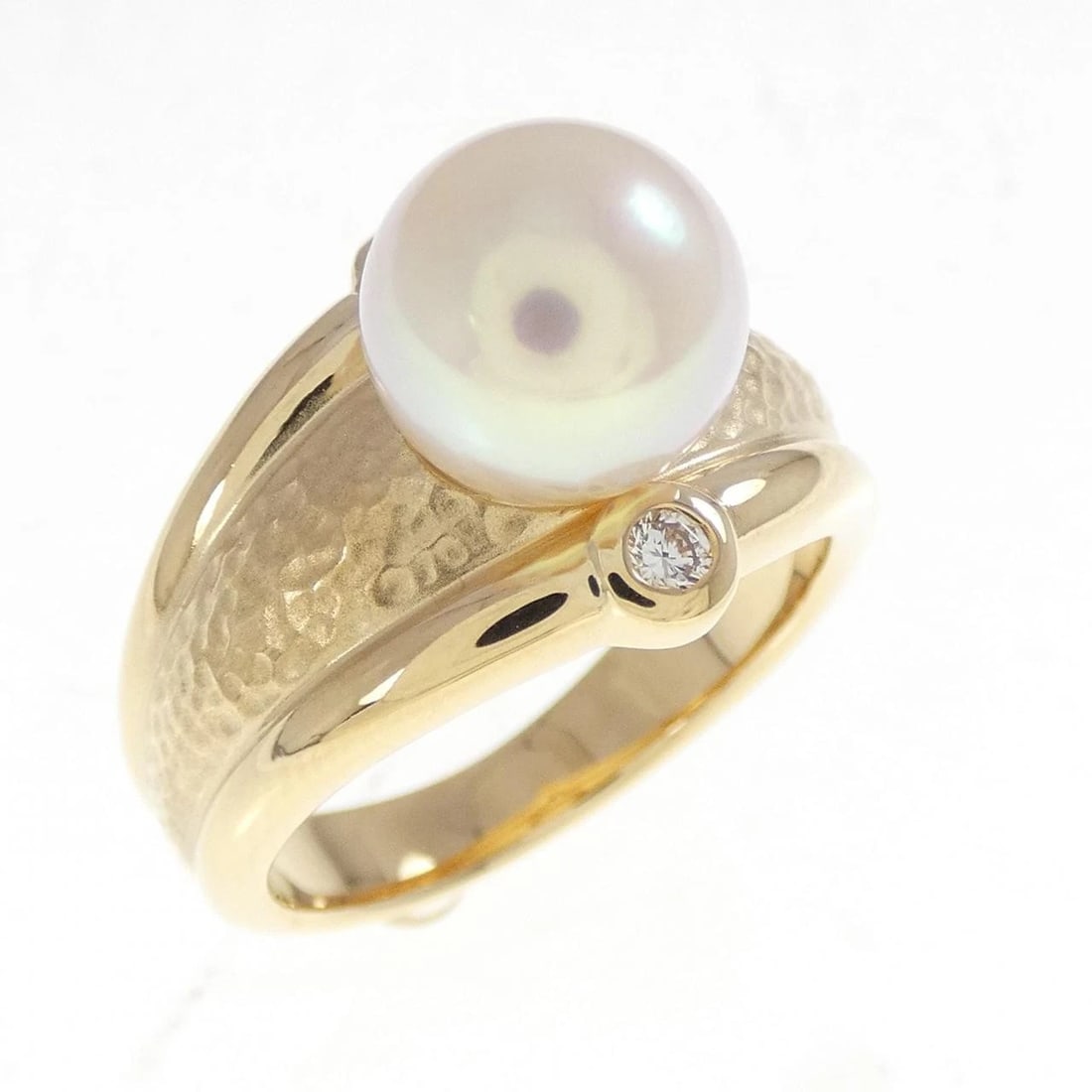 TASAKI AKOYA PEARL RING: Tasaki Akoya Pearl Ring Brand: TASAKI Type/Style: Tasaki Ring Material: K18 yellow gold, Main Stone Akoya Pearl Color: Yellow Gold Size: US 6 1/4 Accessories: None Accessories Notice: When purchasing
