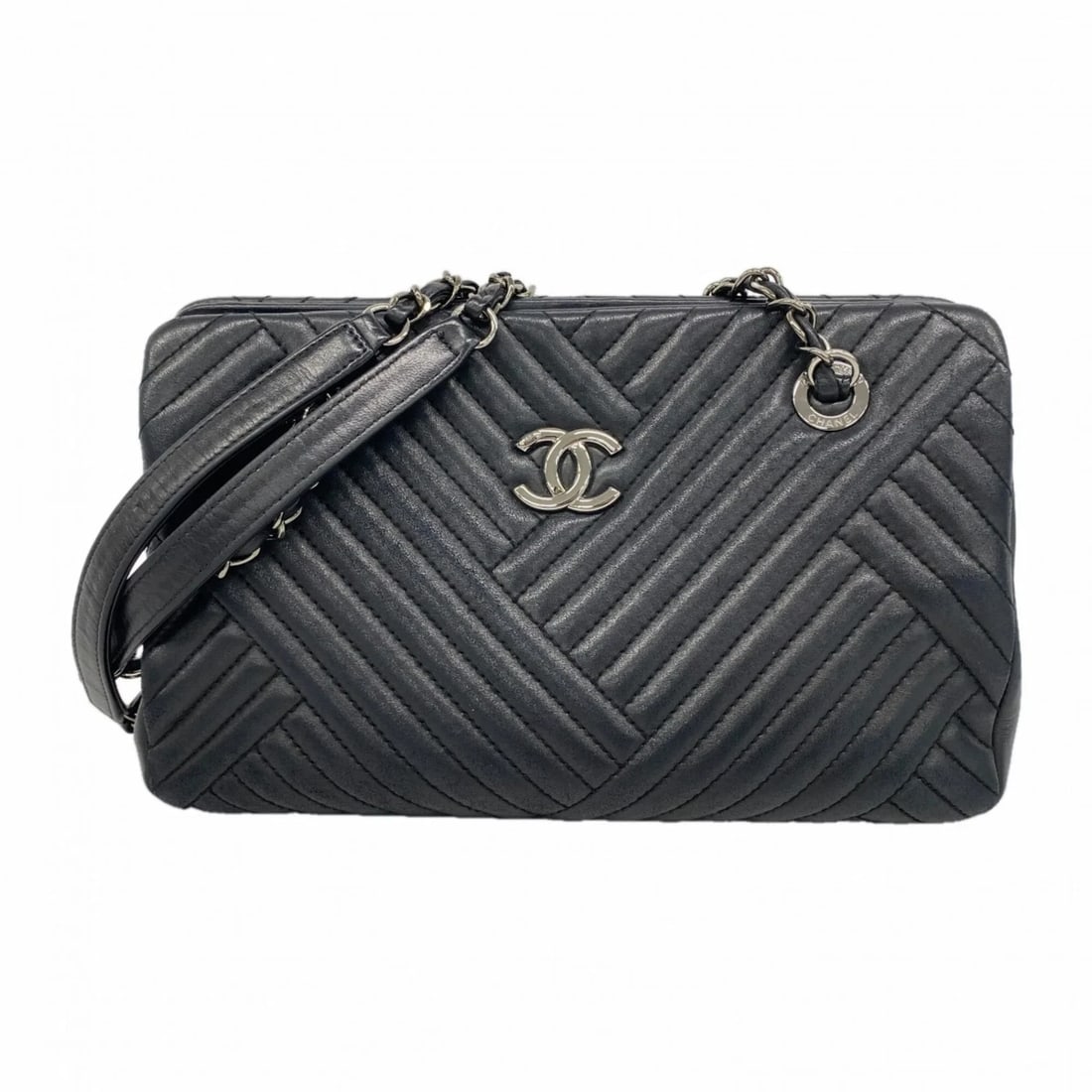 CHANEL SHOULDER BAG CHAIN SHOULDER CHEVRON LAMBSKIN: Chanel Shoulder Bag, Chain Shoulder, Chevron Lambskin Brand: Chanel Type/Style: Shoulder bag Material: Leather Color: Black Size: (HxWxD) 18.5cm x 27cm x 10.5cm / 7.28'' x 10.62'' x 4.13'' Accesso