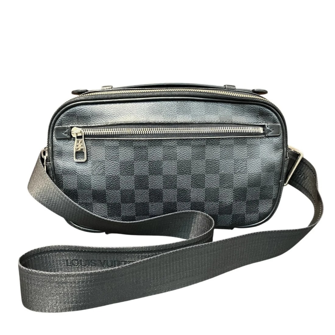LOUIS VUITTON AMBRELLE MESSENGER BAG DAMIER: Louis Vuitton Ambrelle Messenger Bag, Damier Brand: Louis Vuitton Type/Style: Messenger bag Material: PVC Color: Black, Gray Size: (HxWxD) 18cm x 26cm x 5cm / 7.08'' x 10.23'' x 1.96'' Accessories