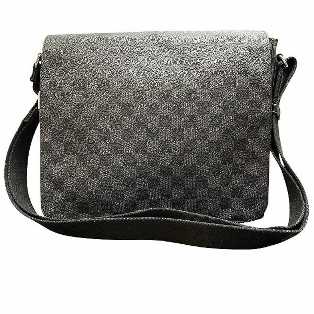 LOUIS VUITTON DISTRICT SHOULDER BAG DAMIER GRAPHITE LEATHER: Louis Vuitton District Shoulder Bag, Damier Graphite Leather Brand: Louis Vuitton Type/Style: Shoulder bag Material: PVC , Leather Color: Black Size: (HxWxD) 27cm x 31cm x 8cm / 10.62'' x 12.2'' x 3.1