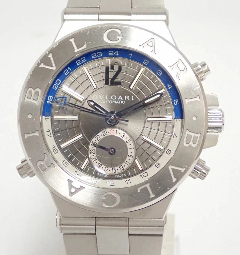 BVLGARI DIAGONO GMT AT GRAY WRIST WATCH: BVLGARI Diagono GMT AT Gray Wrist Watch Brand: BVLGARI Type/Style: Wristwatch Material: SS Color: Dial Color gray Size: Case: Width approx. 40mm (excluding crown) Arm circumference: approx. 17.5cm