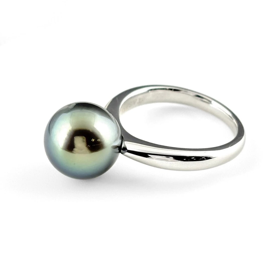 TASAKI PEARL DESIGN RING MELEE DIAMOND PEARL: TASAKI pearl design Ring melee diamond pearl Brand: TASAKI Type/Style: Ring Material: 750, Color: Silver Size: US 5 Accessories: None Accessories Notice: When purchasing pre-owned goods, p