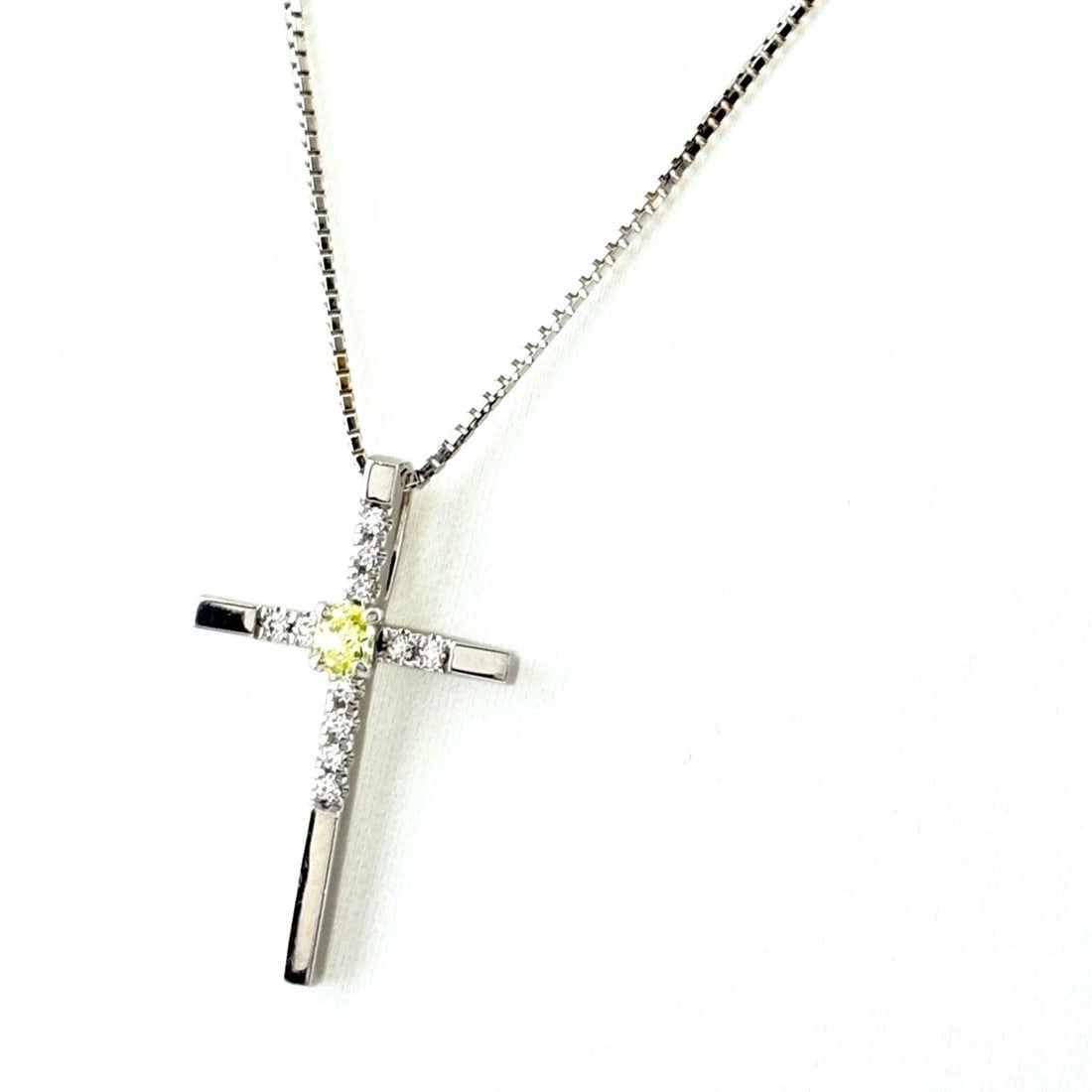 CROSS MOTIF DESIGN WHITEGOLD PENDANT DIAMOND CROSS NECKLAC: Cross motif design WhiteGold Pendant diamond cross Necklac Brand: Unbranded Type/Style: Necklace Material: 18K WG, Color: White Size: Chain / code 45cm(17.7") Chain width 0.8mm(0.0") Pendant size 23.3