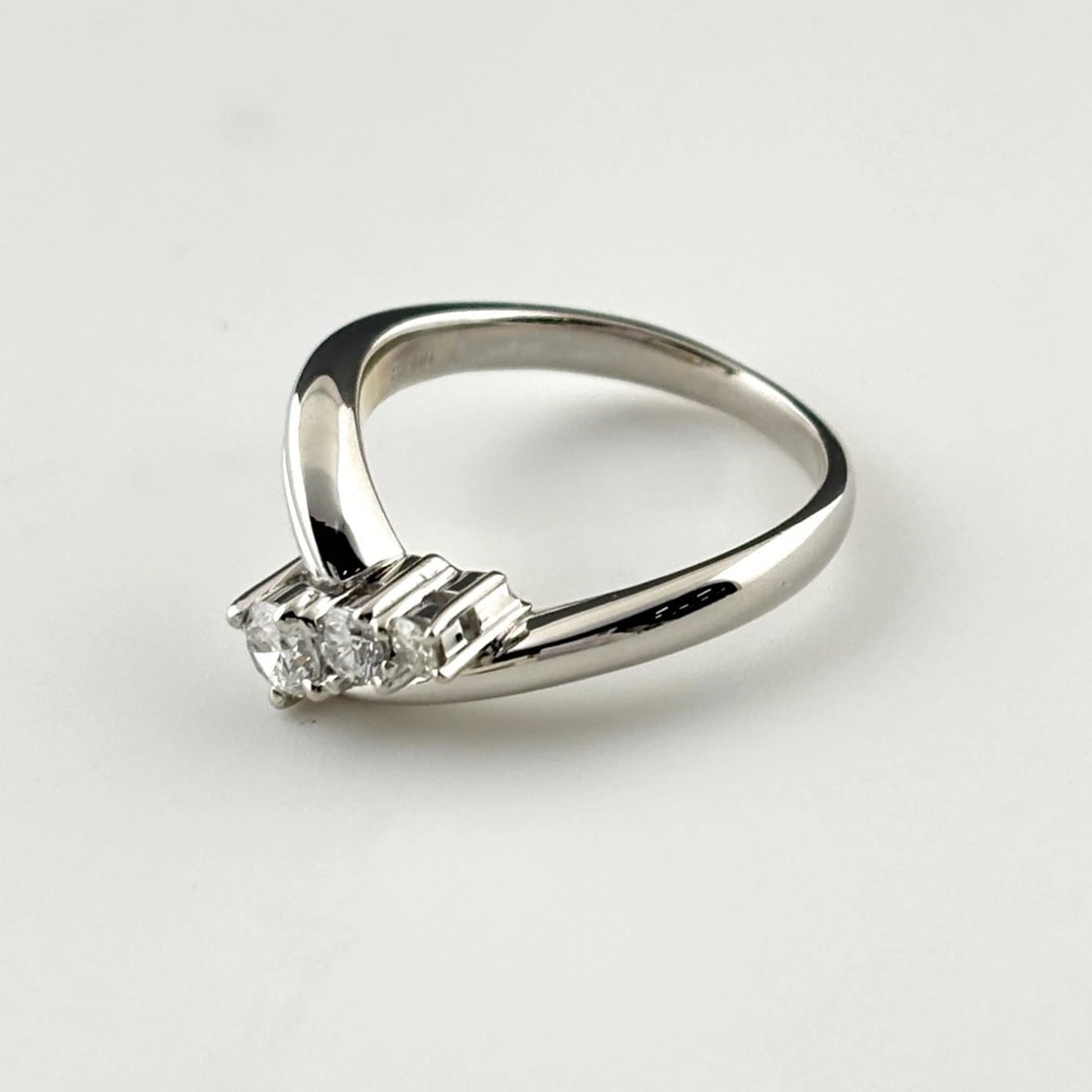 MELEE DIAMOND DESIGN RING PLATINUM: melee diamond design ring Platinum Brand: Unbranded Type/Style: Ring Material: Pt900, Color: PT Size: US 6 to 6.5 Accessories: None Accessories Notice: When purchasing pre-owned goods, ple