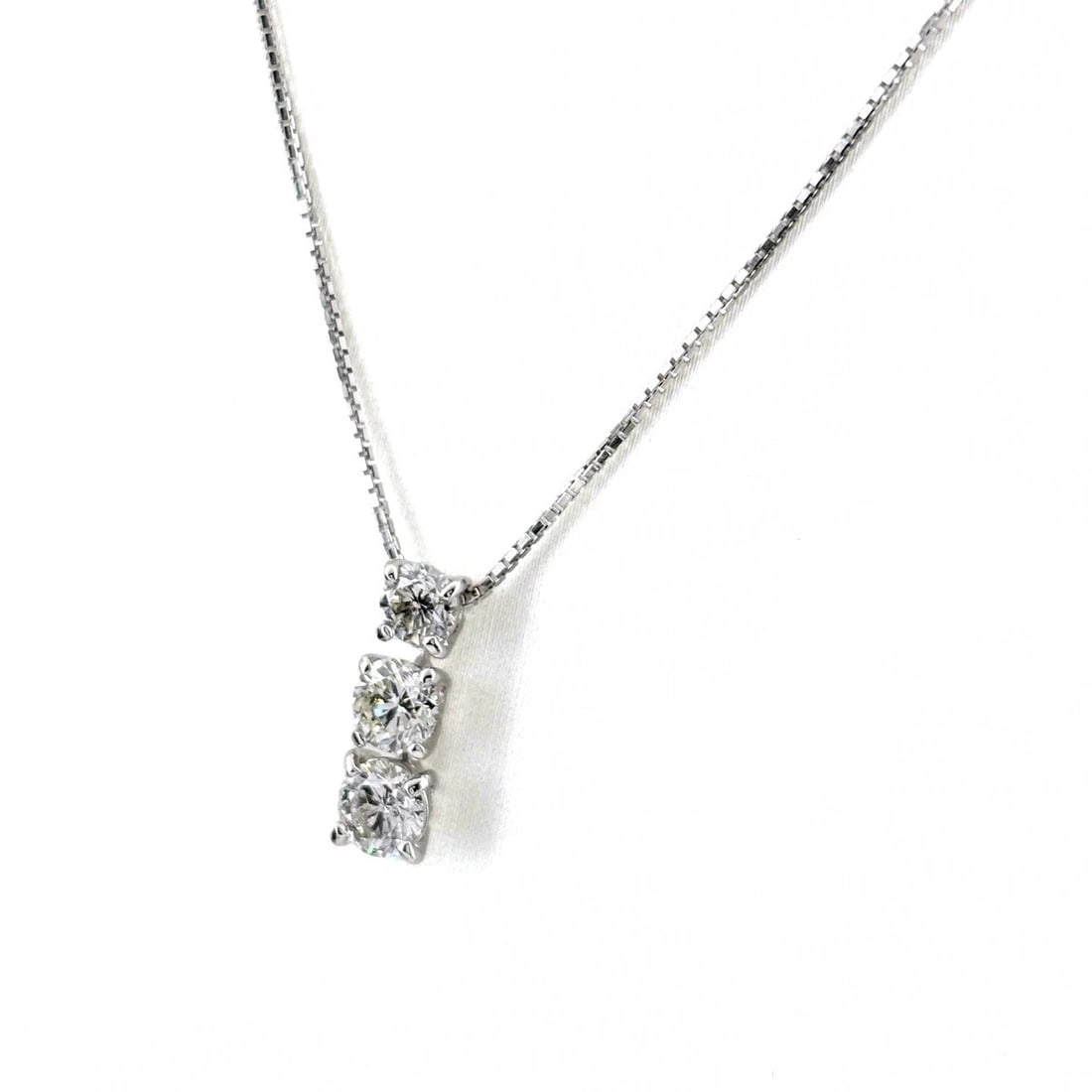 MELEE DIAMOND DESIGN NECKLACE: melee diamond design necklace Brand: Unbranded Type/Style: Necklace Material: Pt900, Color: PT Size: Chain / code 45cm(17.7") Pendant size 13.9?4.7mm(0.5") Accessories: None Accessories No