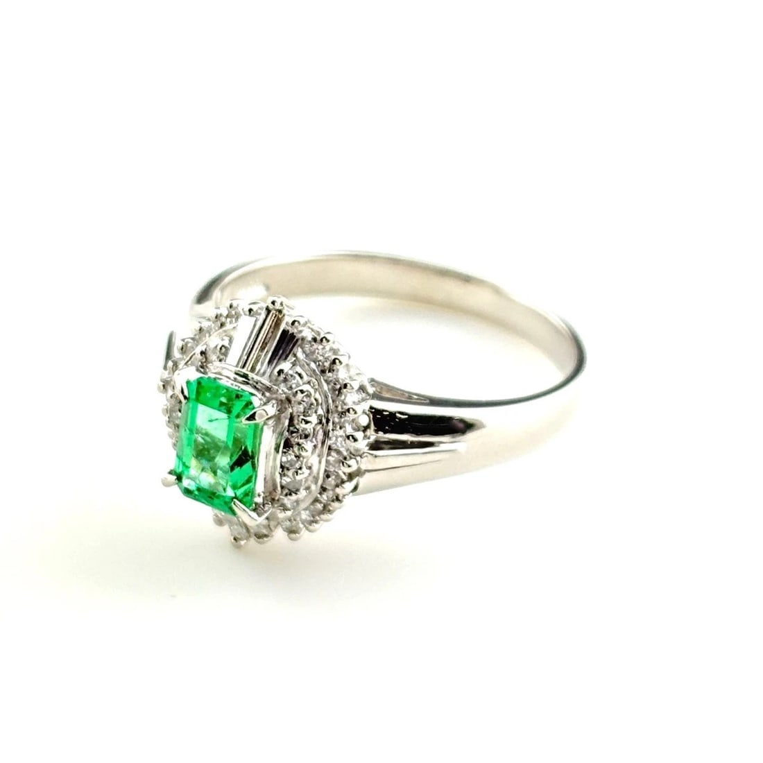 EMERALD DESIGN RING PLATINUM PT900: emerald design ring Platinum Pt900 Brand: Unbranded Type/Style: Ring Material: Pt900, Main Stone Emerald Color: PT Size: US 6.5 to 7 Accessories: None Accessories Notice: When purchasing pre-owned