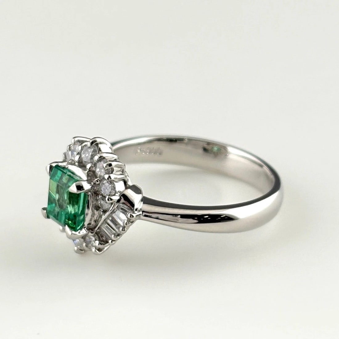 EMERALD DESIGN RING PLATINUM RING MELEE: emerald design ring Platinum ring melee Brand: Unbranded Type/Style: Ring Material: Pt900, Main Stone Emerald Color: PT Size: US 5.5 to 6 Accessories: None Accessories Notice: When purchas