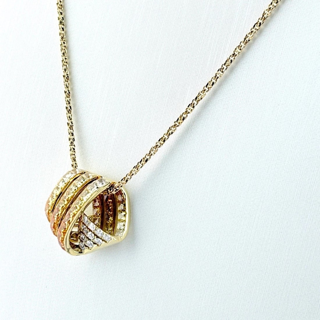 JEUNET SAPPHIRE NECKLACE YELLOWGOLD PENDANT DIAMOND: Jeunet Sapphire necklace YellowGold Pendant diamond Brand: Jeunet Type/Style: Necklace Material: 750 ?18K?YG, Color: Yellow Size: Chain / code 50cm(19.7") Chain width 1.3mm(0.1") Pendant size 16.7?16.