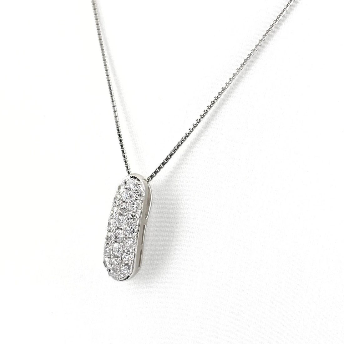 MELEE DIAMOND DESIGN NECKLACE PLATINUM PENDANT: melee diamond design necklace Platinum Pendant Brand: Unbranded Type/Style: Necklace Material: Pt900, Color: PT Size: Chain / code 45.5cm(17.9") Pendant size 17.1?5.8mm(0.7") Accessories: None