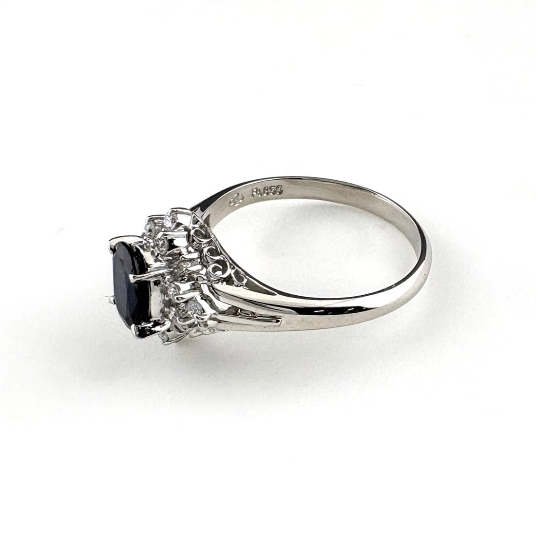 SAPPHIRE DESIGN PLATINUM RING: sapphire design Platinum ring Brand: Unbranded Type/Style: Ring Material: Pt850, Main Stone sapphire Color: PT Size: US 6.5 to 7 Accessories: None Accessories Notice: When purchasing pre-o