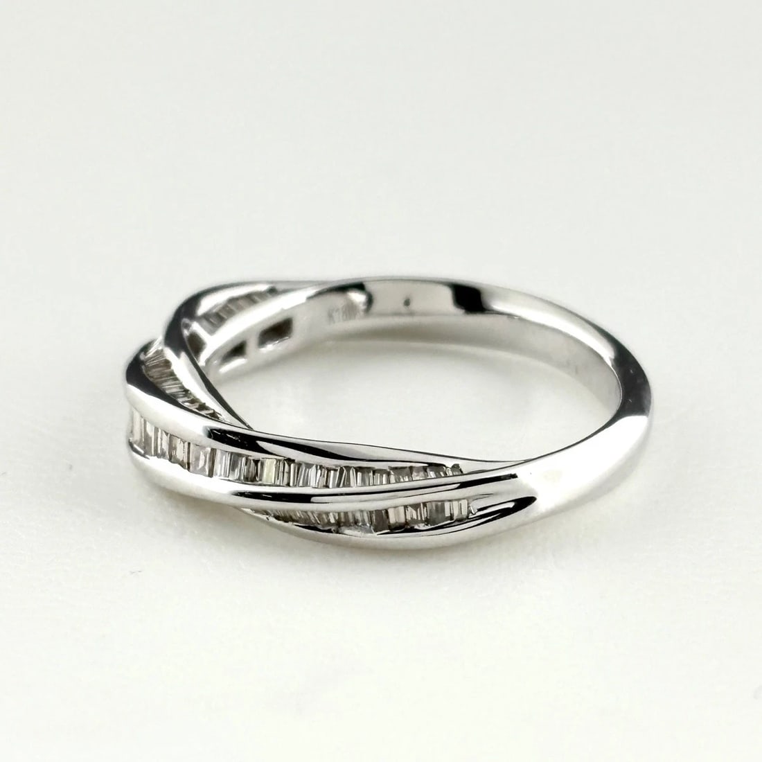 MELEE DIAMOND DESIGN WHITEGOLD RING 18K: melee diamond design WhiteGold Ring 18K Brand: Unbranded Type/Style: Ring Material: 18K WG, Color: White Size: US 7.5 to 8 Accessories: None Accessories Notice: When purchasing pre-owned goods,