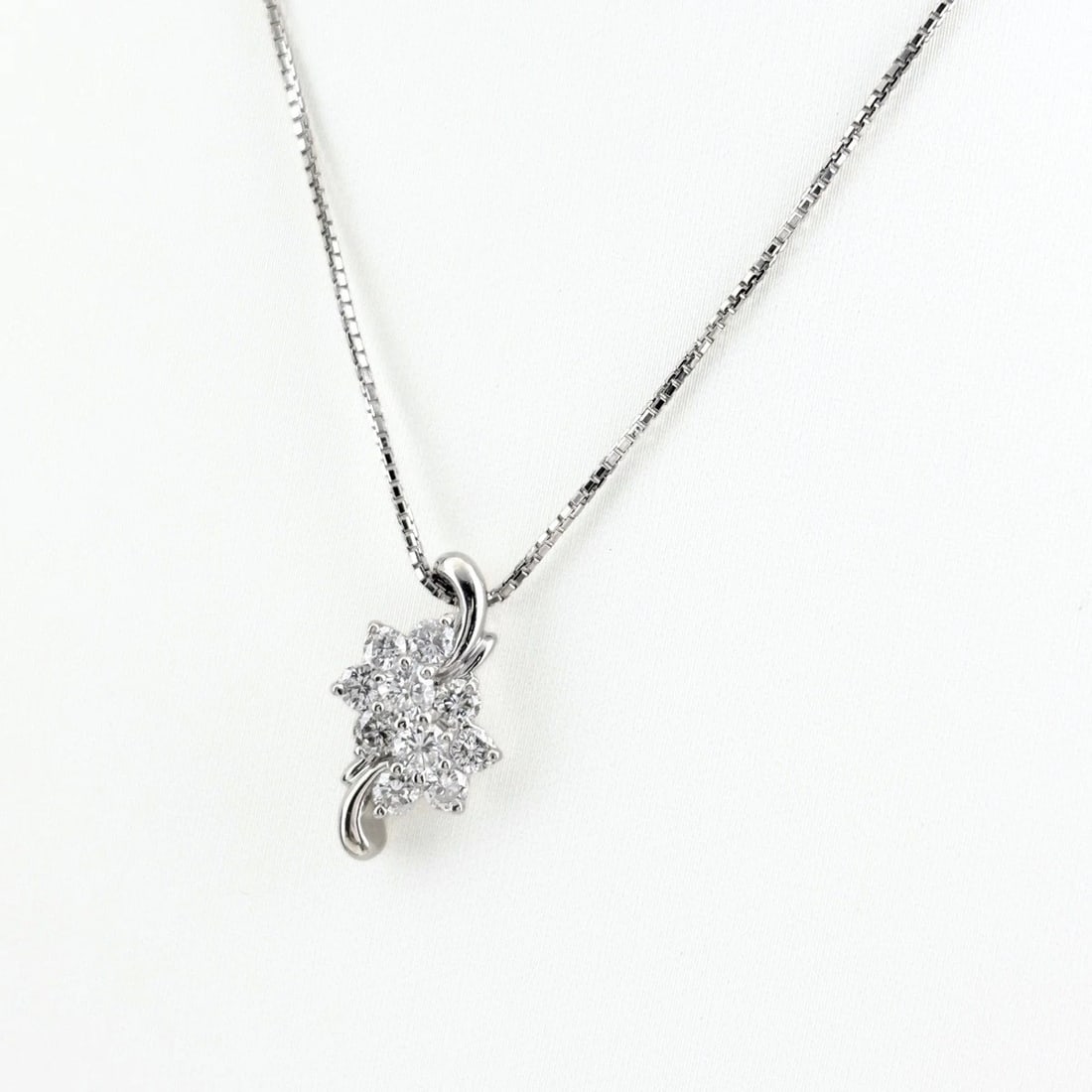 MELEE DIAMOND DESIGN NECKLACE: melee diamond design necklace Brand: Unbranded Type/Style: Necklace Material: Pt900, Color: PT Size: Chain / code 40cm(15.7") Pendant size 17.6?9.9mm(0.7") Accessories: None Accessories No