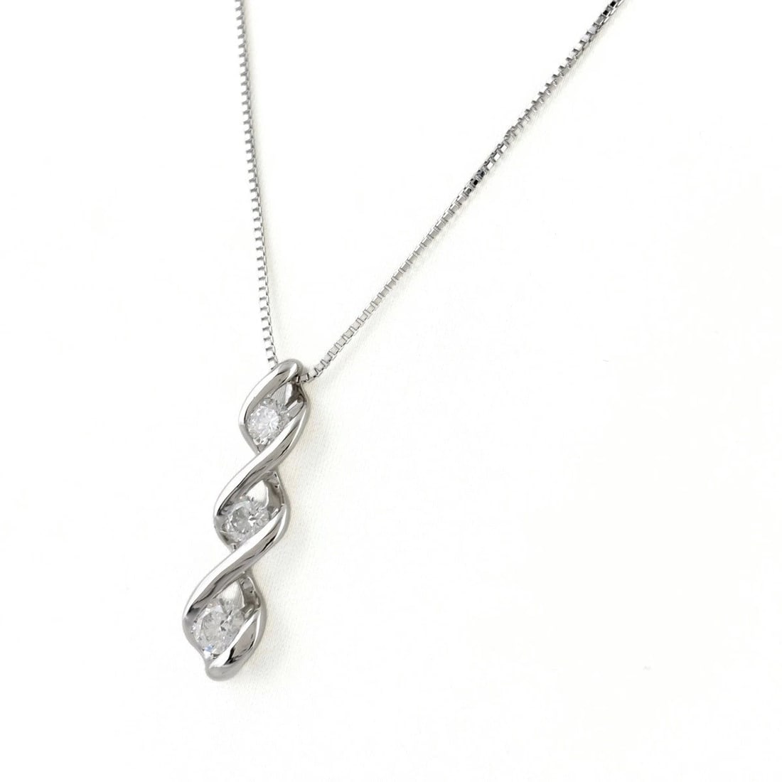 MELEE DIAMOND DESIGN NECKLACE PLATINUM PENDANT NECKLACE (1 of 3)