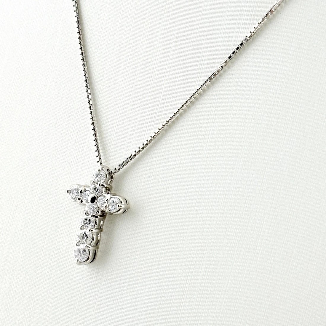 MELEE DIAMOND DESIGN NECKLACE PLATINUM PENDANT NECKLACE: melee diamond design necklace Platinum Pendant Necklace Brand: Unbranded Type/Style: Necklace Material: Pt900, Color: PT Size: Chain / code 40cm(15.7") Pendant size 17.1?11.6mm(0.7") Accessories: