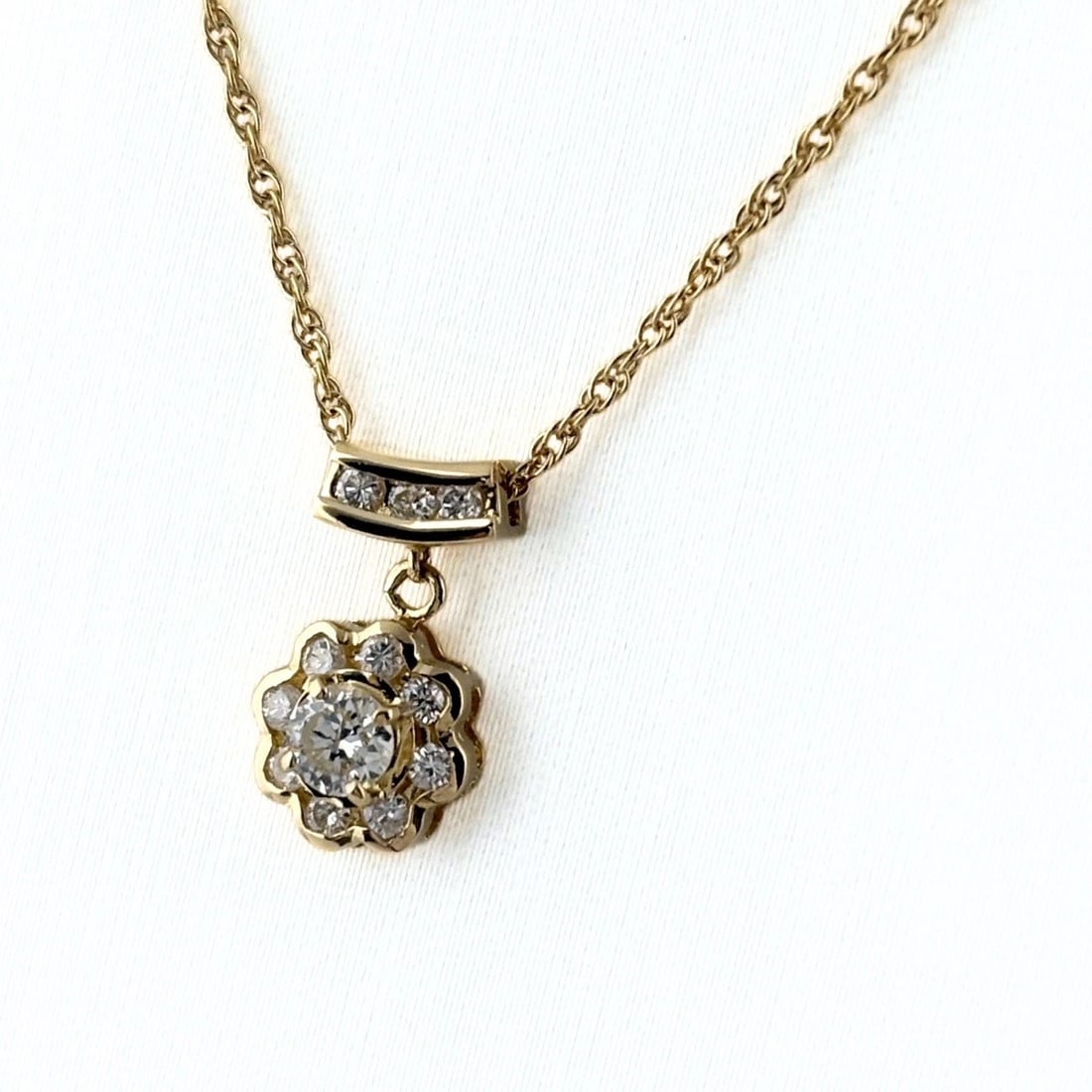 FLOWER MOTIF DESIGN NECKLACE YG PENDANT: Flower motif design Necklace YG Pendant Brand: Unbranded Type/Style: Necklace Material: 18K ?750 YG, Color: Yellow Size: Chain / code 40.5cm(15.9") Chain width 1.0mm(0.0") Pendant size