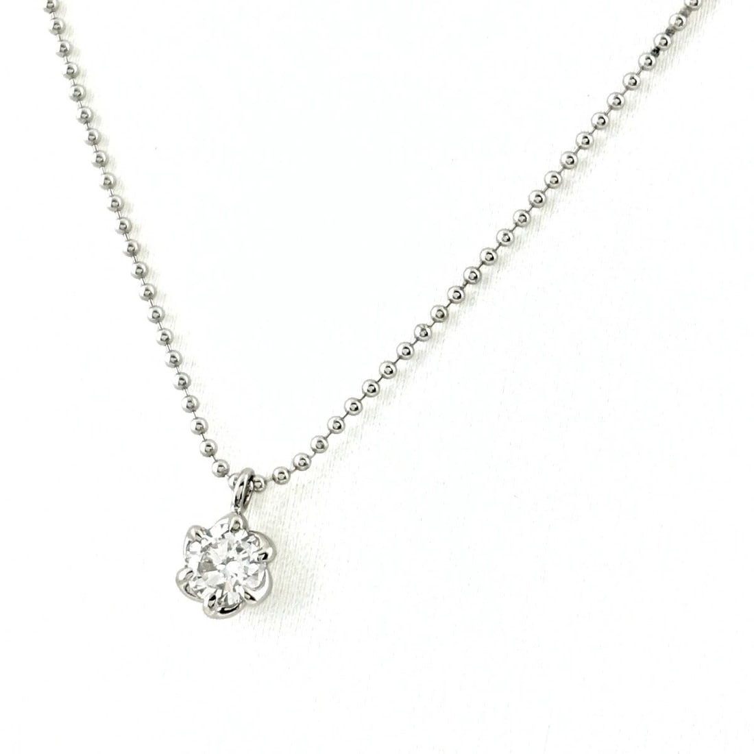 DIAMOND DESIGN NECKLACE PLATINUM PENDANT NECKLACE: Diamond design necklace Platinum Pendant Necklace Brand: Unbranded Type/Style: Necklace Material: Pt900, Color: PT Size: Chain / code 41.5cm(16.3") Total length of the pendant head including a bail 8.