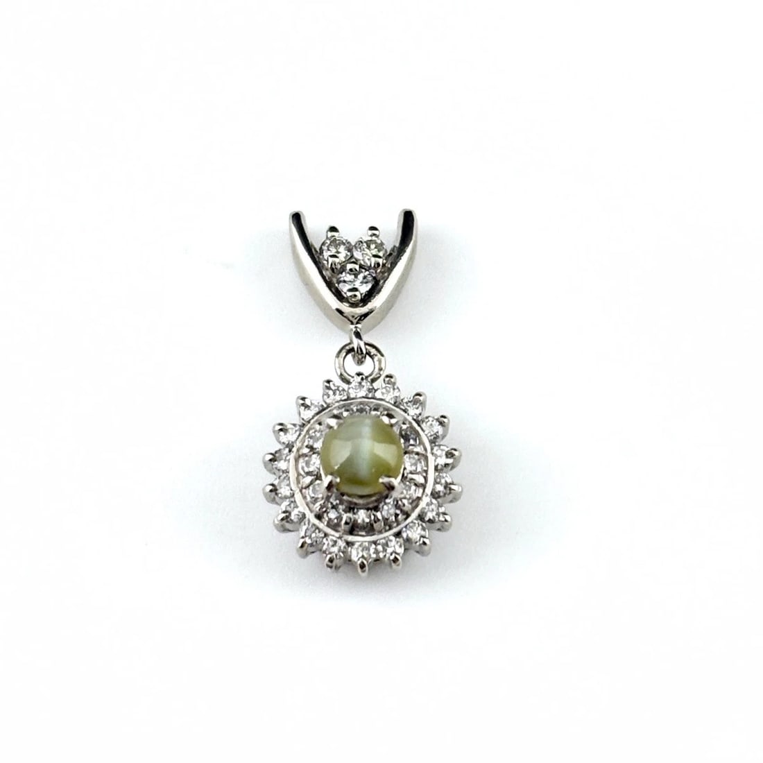 CHRYSOBERYL CAT'S EYE DESIGN PENDANT HEAD PLATINUM: Chrysoberyl Cat's Eye Design Pendant Head Platinum Brand: Unbranded Type/Style: Pendant Head Material: Pt900, Color: Silver Size: Total length of the pendant head including a bail 21.2?10.7mm(0.8")