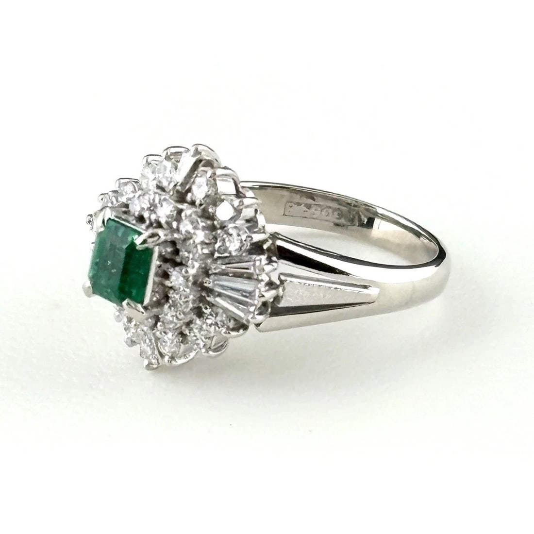 EMERALD DESIGN PLATINUM RING: emerald design Platinum ring Brand: Unbranded Type/Style: Ring Material: Pt900, Main Stone Emerald Color: PT Size: US 4.5 to 5 Accessories: None Accessories Notice: When purchasing pre-own