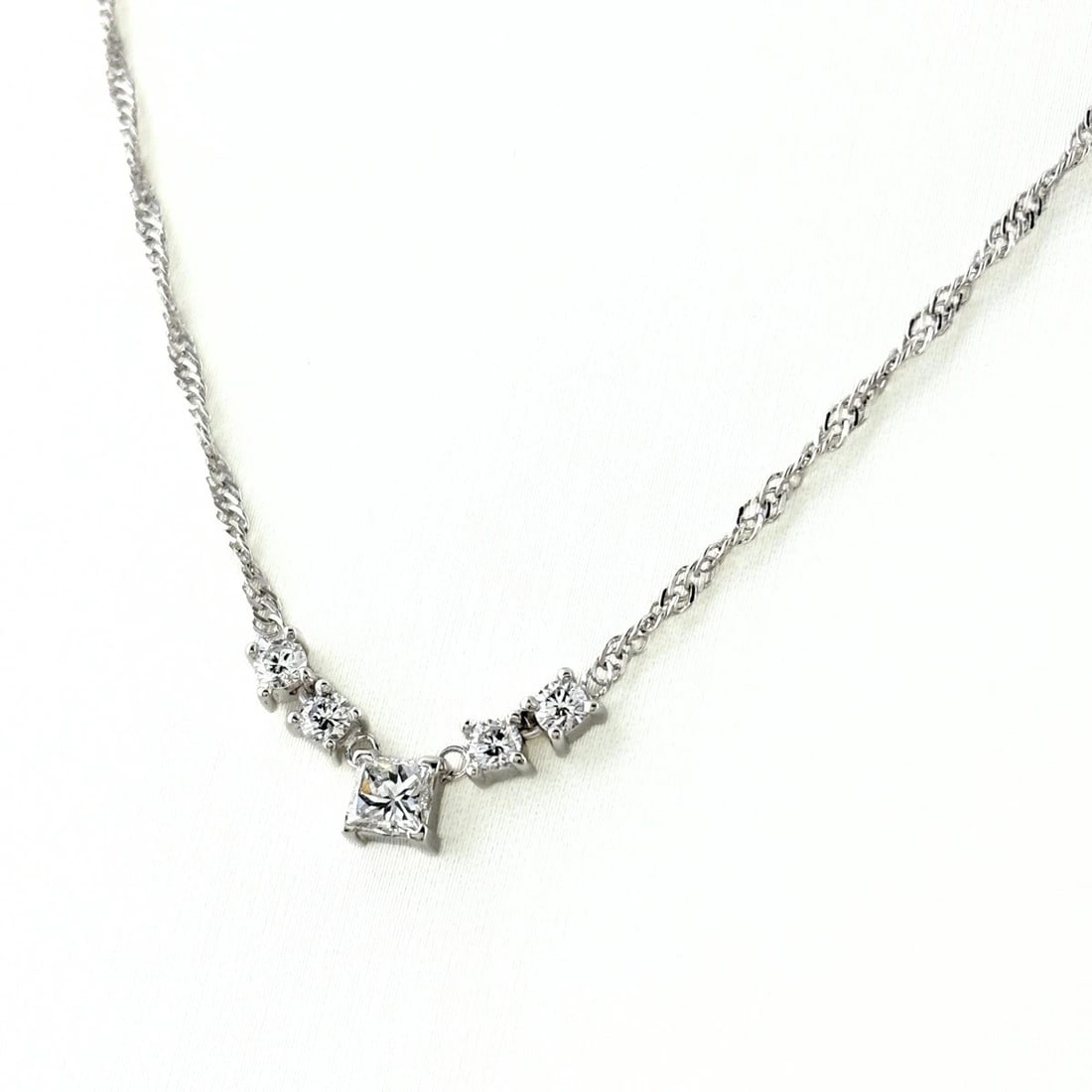DIAMOND DESIGN NECKLACE PLATINUM PENDANT: Diamond design necklace Platinum Pendant Brand: Unbranded Type/Style: Necklace Material: Pt900, Color: PT Size: Chain / code 42.5cm(16.7") Accessories: None Accessories Notice: When purchasing