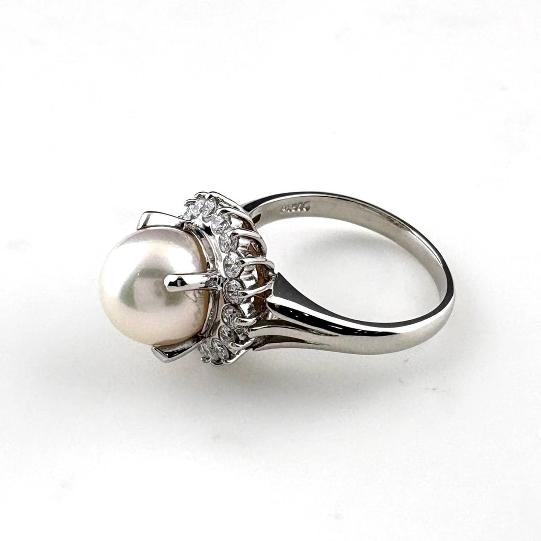 PEARL DESIGN RING PLATINUM: pearl design ring Platinum Brand: Unbranded Type/Style: Ring Material: Pt900, Main Stone Pearl Color: PT Size: US 5.5 to 6 Accessories: None Accessories Notice: When purchasing pre-owned goods,