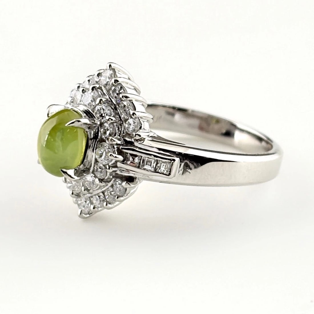 CHRYSOBERYL CAT'S EYE DESIGN RING PLATINUM: Chrysoberyl cat's eye design ring Platinum Brand: Unbranded Type/Style: Ring Material: Pt900, Color: Silver Size: US 6.5 to 7 Accessories: None Accessories Notice: When purchasing pre-owned goods,