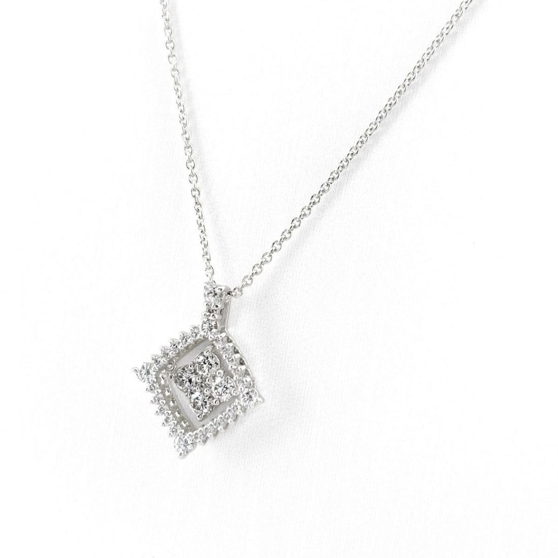 MELEE DIAMOND DESIGN WHITEGOLD PENDANT NECKLACE 18K WG: melee diamond design WhiteGold Pendant Necklace 18K WG Brand: Unbranded Type/Style: Necklace Material: 18K WG, Color: White Size: Chain / code 45.5cm(17.9") Chain width 1.0mm(0.0") Pendant size
