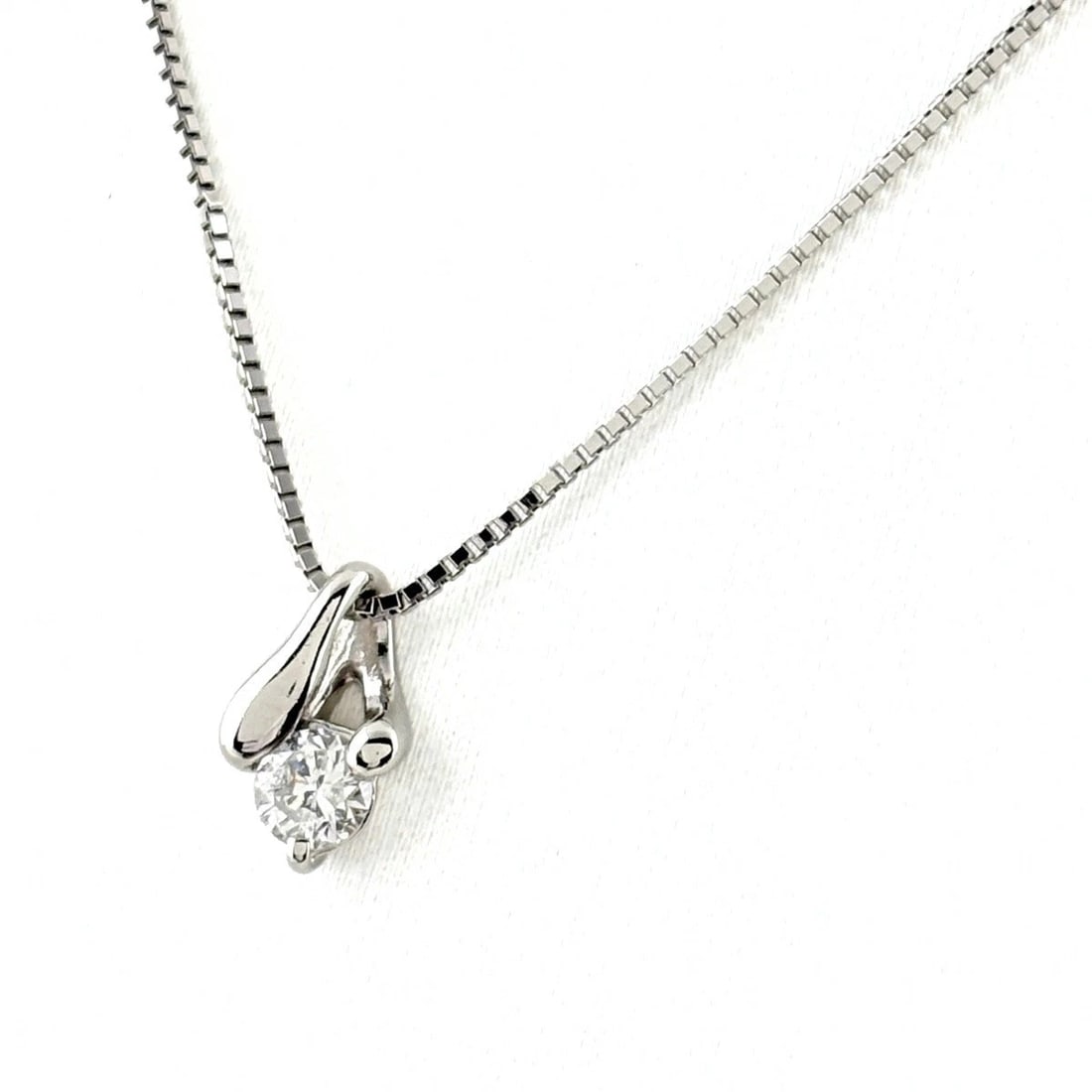 DIAMOND DESIGN PLATINUM PENDANT NECKLACE: Diamond design Platinum Pendant Necklace Brand: Unbranded Type/Style: Necklace Material: Pt900, Color: PT Size: Chain / code 40cm(15.7") Pendant size 9.5?5.7mm(0.4") Accessories: None Acce
