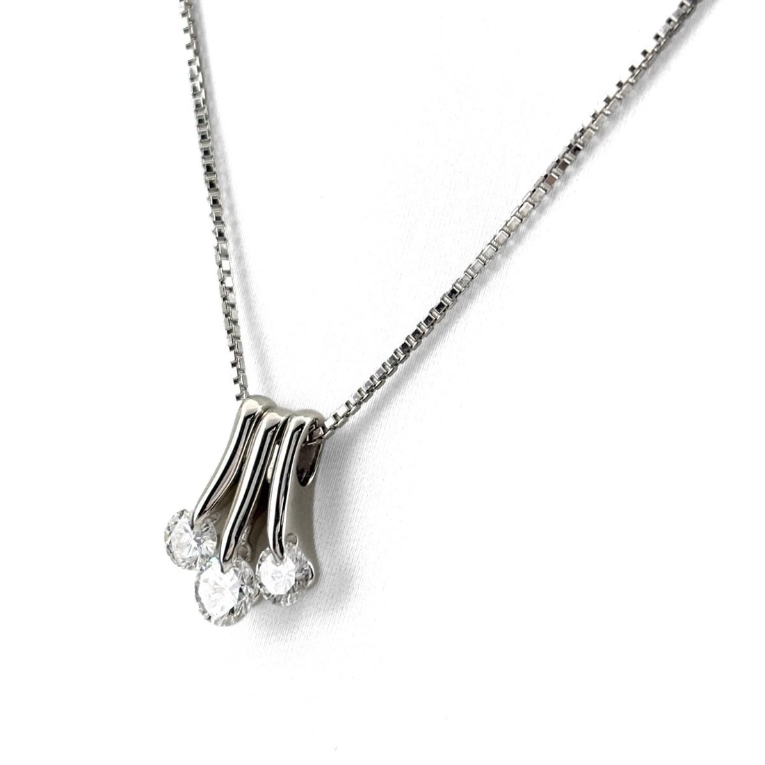 DIAMOND DESIGN NECKLACE PLATINUM PENDANT NECKLACE: Diamond design necklace Platinum Pendant Necklace Brand: Unbranded Type/Style: Necklace Material: Pt900, Color: PT Size: Chain / code 40cm(15.7") Pendant size 16.0?11.1mm(0.6") Accessories: None <