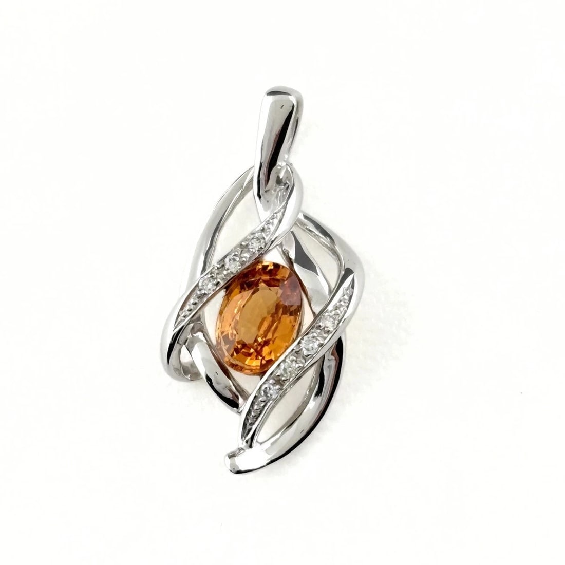 SPESSARTINE GARNET PENDANT HEAD WG DIAMOND: Spessartine Garnet Pendant Head WG diamond Brand: Unbranded Type/Style: Pendant Head Material: 18K ?WhiteGold, Color: White Size: Total length of the pendant head including a bail 24.0?13.0mm(0.9") In