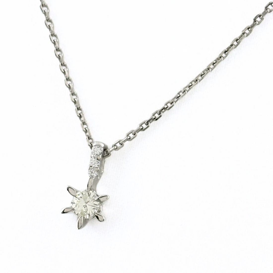DIAMOND DESIGN PLATINUM PENDANT NECKLACE: Diamond design Platinum Pendant Necklace Brand: Unbranded Type/Style: Necklace Material: Pt900, Color: PT Size: Chain / code 40cm(15.7") Pendant size 13.0?6.6mm(0.5") Accessories: None Accessories