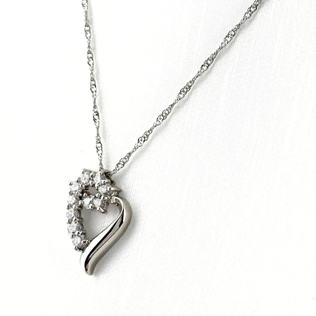 MELEE DIAMOND DESIGN PLATINUM PENDANT NECKLACE: melee diamond design Platinum Pendant Necklace Brand: Unbranded Type/Style: Necklace Material: Pt850, Color: PT Size: Chain / code 40cm(15.7") Pendant size 15.1?11.0mm(0.6") Accessories: None