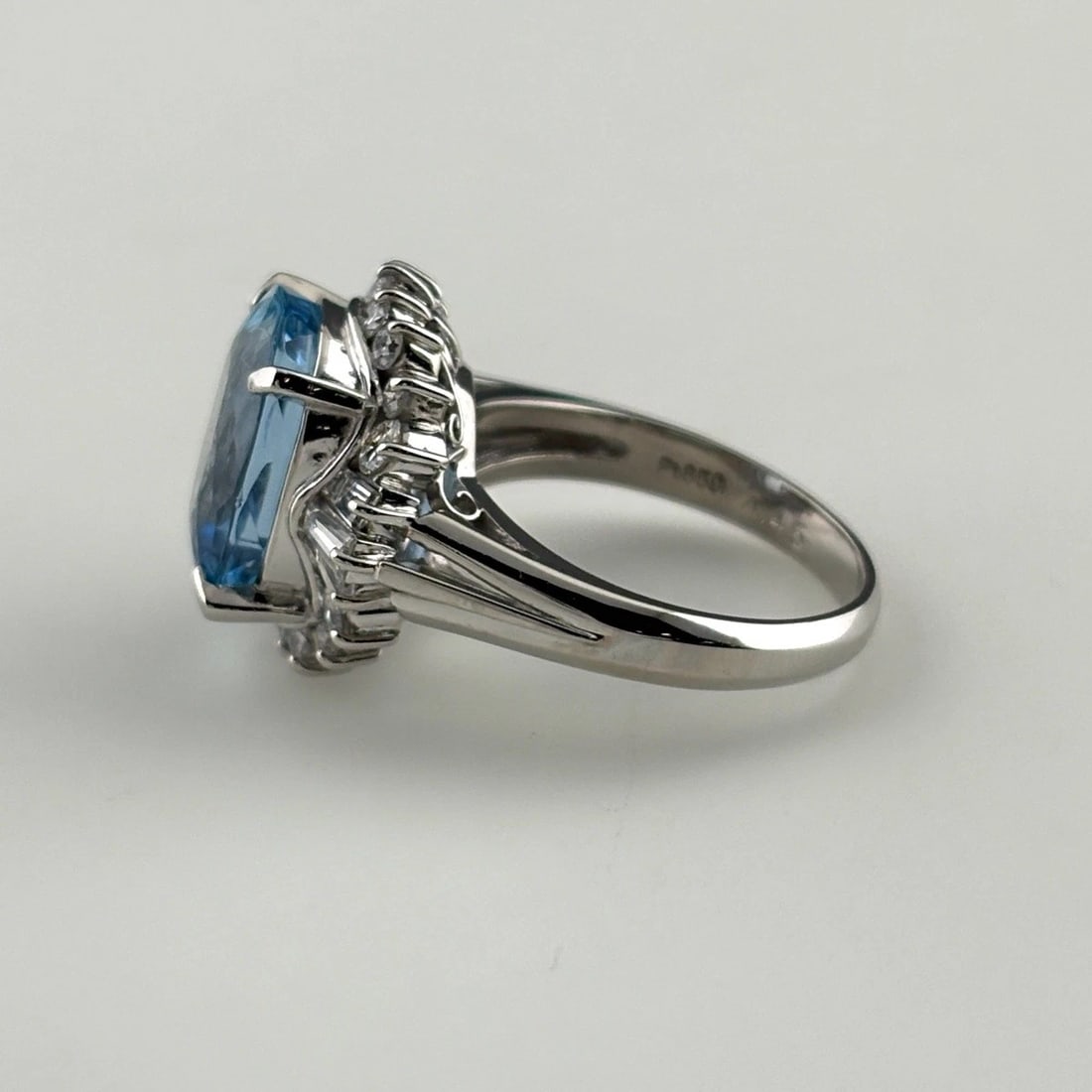 AQUAMARINE DESIGN PLATINUM RING..: aquamarine design Platinum ring.. Brand: Unbranded Type/Style: Ring Material: Pt900, Main Stone aquamarine Color: PT Size: US 5 Accessories: None Accessories Notice: When purchasing pre-owned goods,