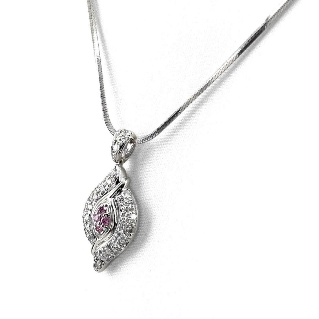 MELEE DIAMOND DESIGN NECKLACE PLATINUM: melee diamond design necklace Platinum Brand: Unbranded Type/Style: Necklace Material: Pt900, Color: PT Size: Chain / code 40.5cm(15.9") Total length of the pendant head including a bail 24.0?10.4mm(0
