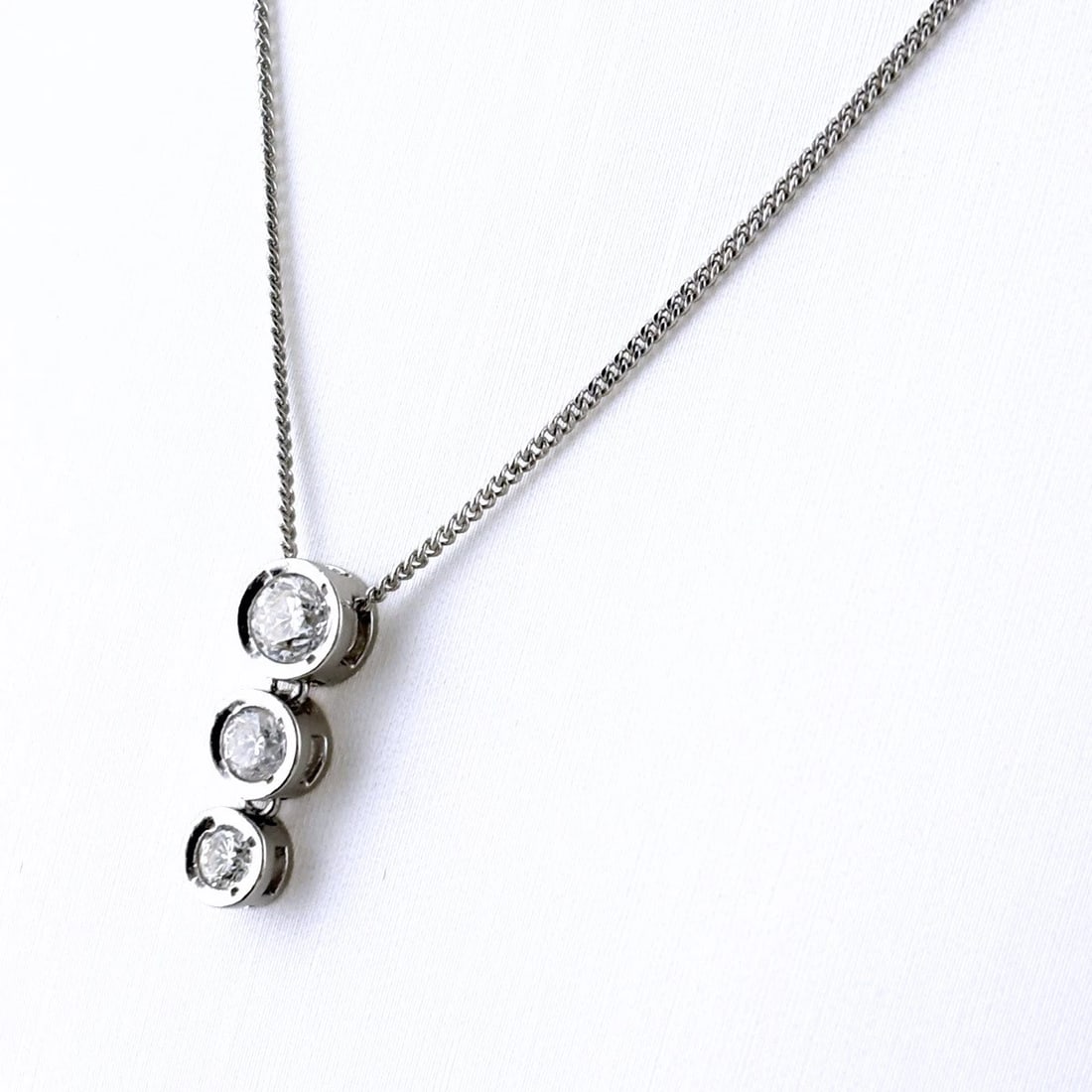 MELEE DIAMOND DESIGN NECKLACE PLATINUM PENDANT NECKLACE: melee diamond design necklace Platinum Pendant Necklace Brand: Unbranded Type/Style: Necklace Material: Pt850, Color: PT Size: Chain / code 41cm(16.1") Pendant size 16.8?5.9mm(0.7") Accessories: None