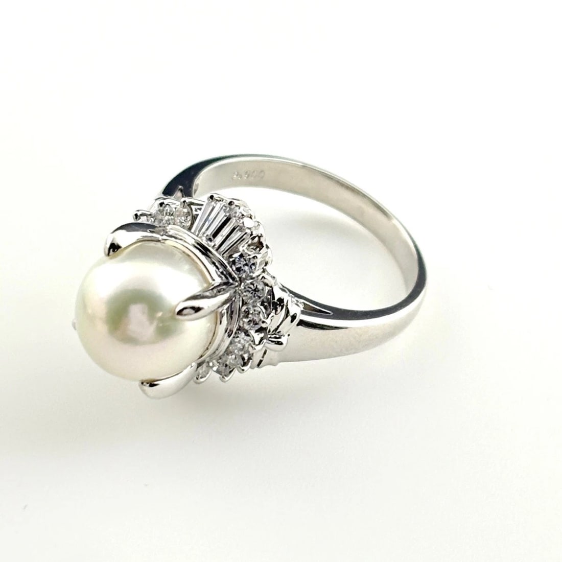 PEARL DESIGN RING PLATINUM MELEE DIAMOND: pearl design ring Platinum melee diamond Brand: Unbranded Type/Style: Ring Material: Pt900, Main Stone Pearl Color: PT Size: US 6 to 6.5 Accessories: None Accessories Notice: When purchasing