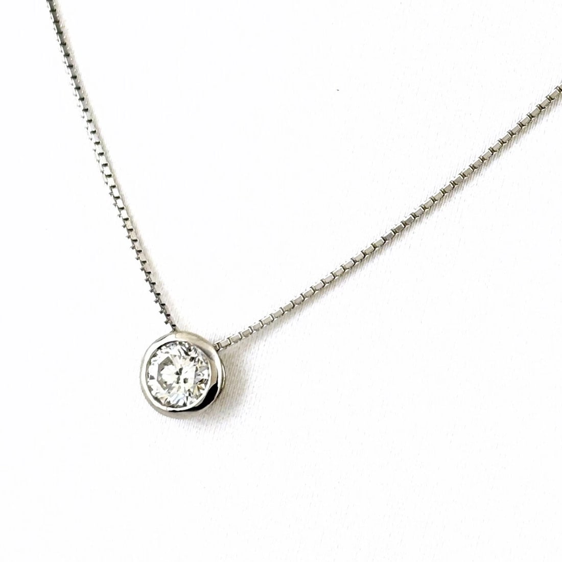 DIAMOND DESIGN PLATINUM PENDANT NECKLACE: Diamond design Platinum Pendant Necklace Brand: Unbranded Type/Style: Necklace Material: Pt900, Color: PT Size: Chain / code 40cm(15.7") Pendant size 5.7?5.7mm(0.2") Accessories: None Accessories
