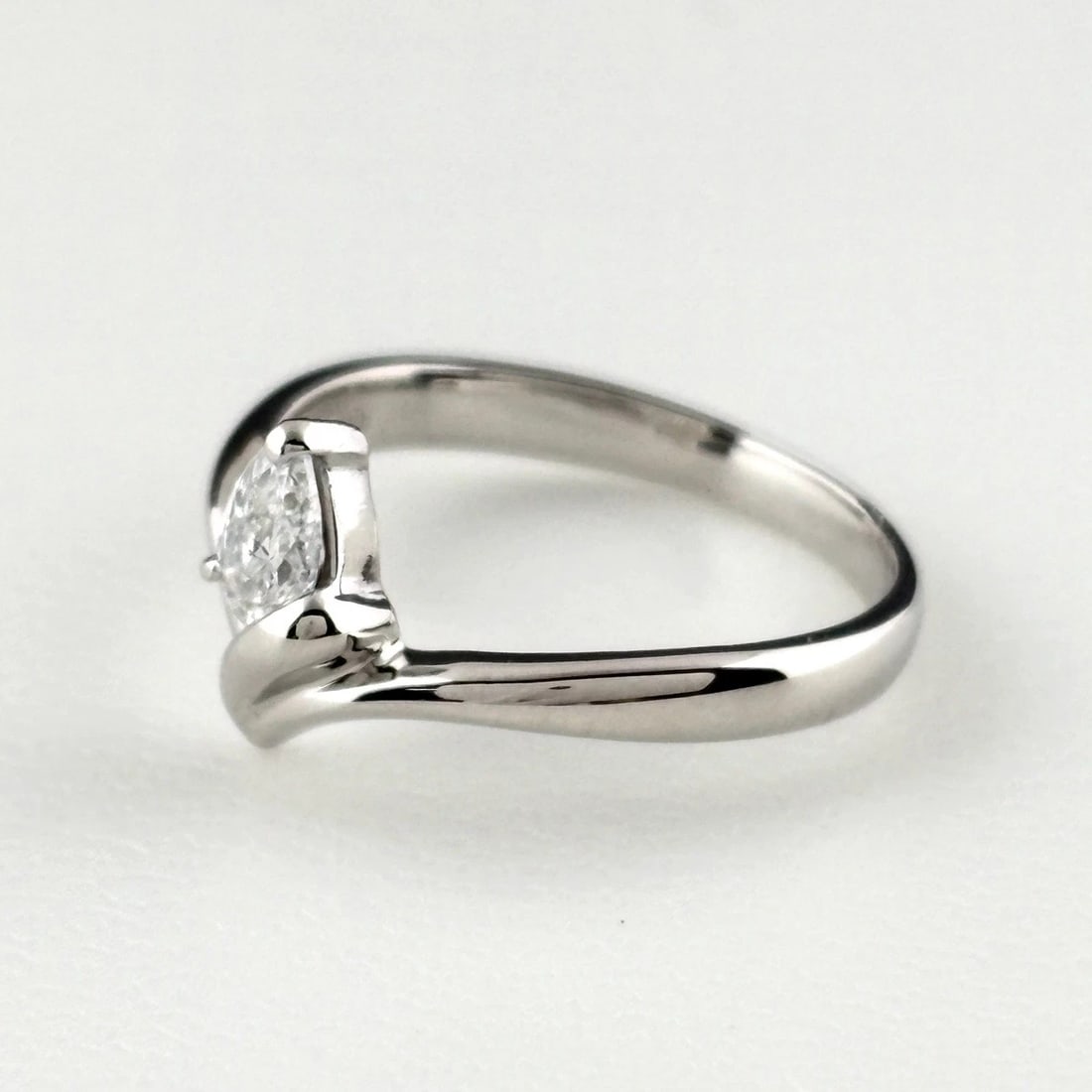 DIAMOND DESIGN PLATINUM RING: diamond design Platinum ring Brand: Unbranded Type/Style: Ring Material: Pt900, Color: PT Size: US 3.5 to 4 Accessories: None Accessories Notice: When purchasing pre-owned goods, please refer to the