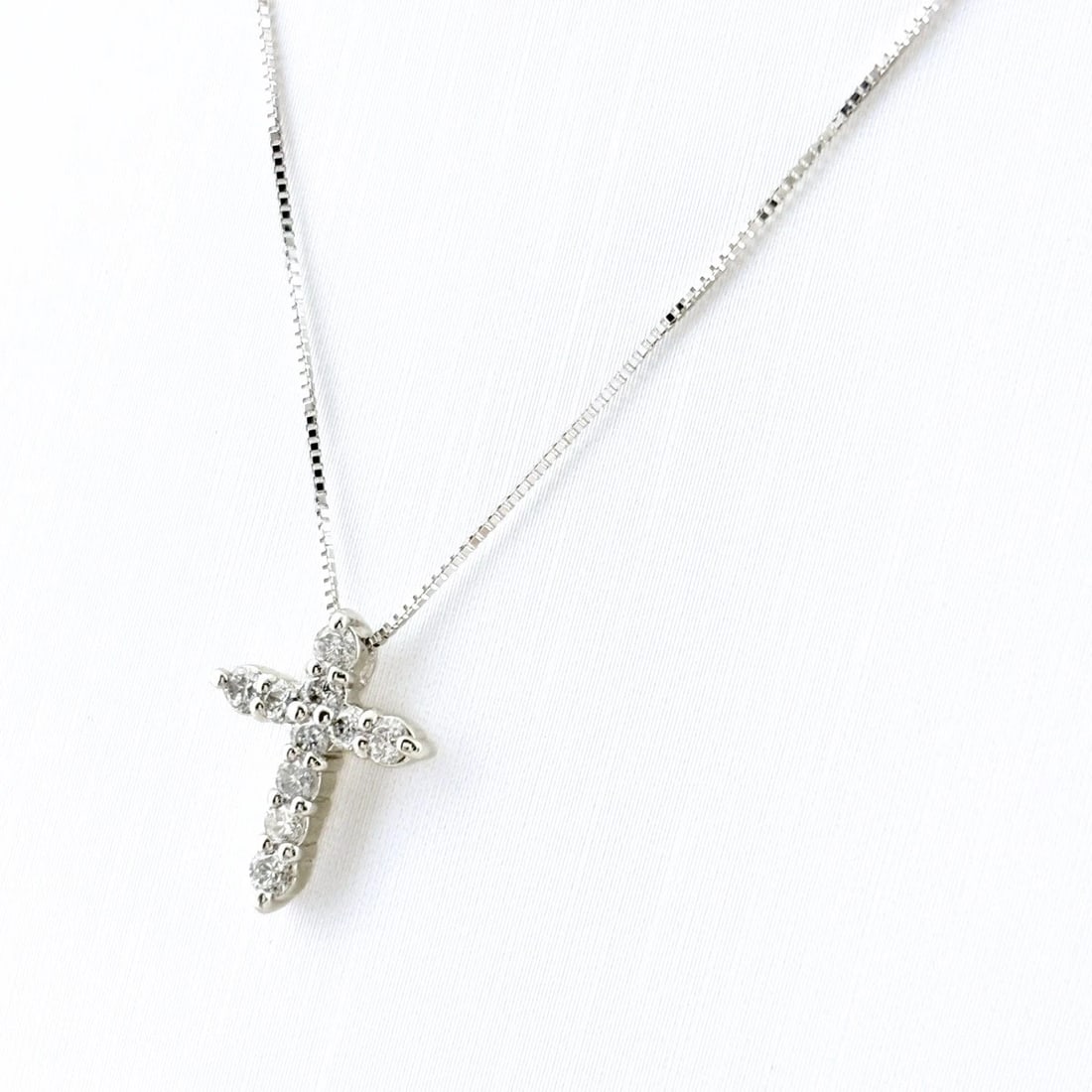 CROSS MOTIF NECKLACE WHITEGOLD PENDANT DIAMOND: Cross motif Necklace WhiteGold Pendant diamond Brand: Unbranded Type/Style: Necklace Material: 18K WG, Color: White Size: Chain / code 40cm(15.7") Chain width 0.4mm(0.0") Pendant size