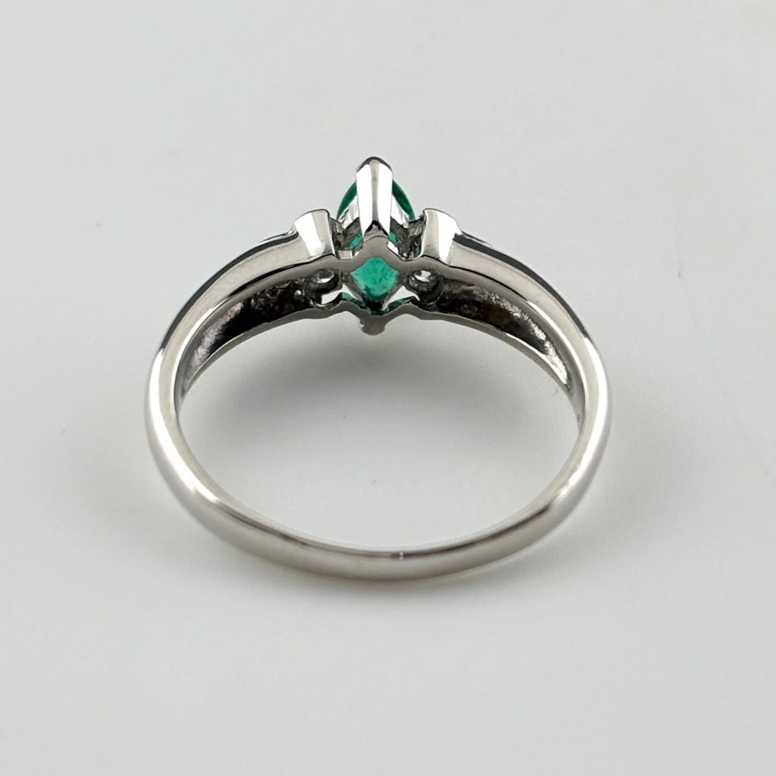EMERALD DESIGN PLATINUM RING - 3