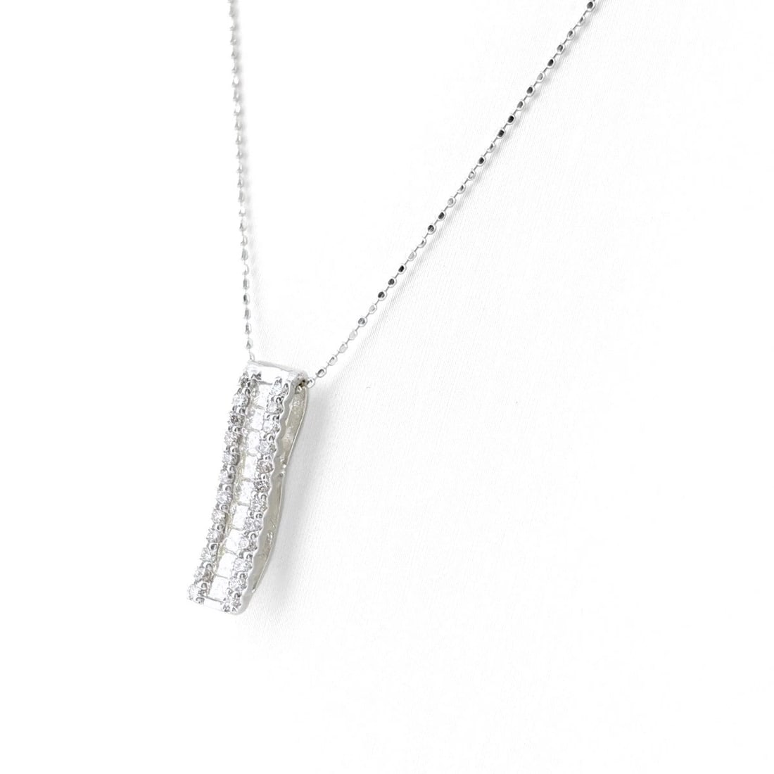 MELEE DIAMOND DESIGN WG WHITEGOLD PENDANT NECKLACE: melee diamond design WG WhiteGold Pendant Necklace Brand: Unbranded Type/Style: Necklace Material: 18K WG, Color: WG Size: Chain / code 45cm(17.7") Pendant size 20.4?5.0mm(0.8") Accessories: None