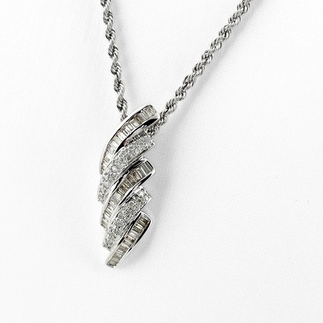 MELEE DIAMOND PENDANT NECKLACE 750 DIAMOND: melee diamond Pendant Necklace 750 diamond Brand: Unbranded Type/Style: Necklace Material: 750, Color: White Size: Chain / code 44.5cm(17.5") Chain width 2.2mm(0.1") Pendant size 32.7?10.8mm(1.3")